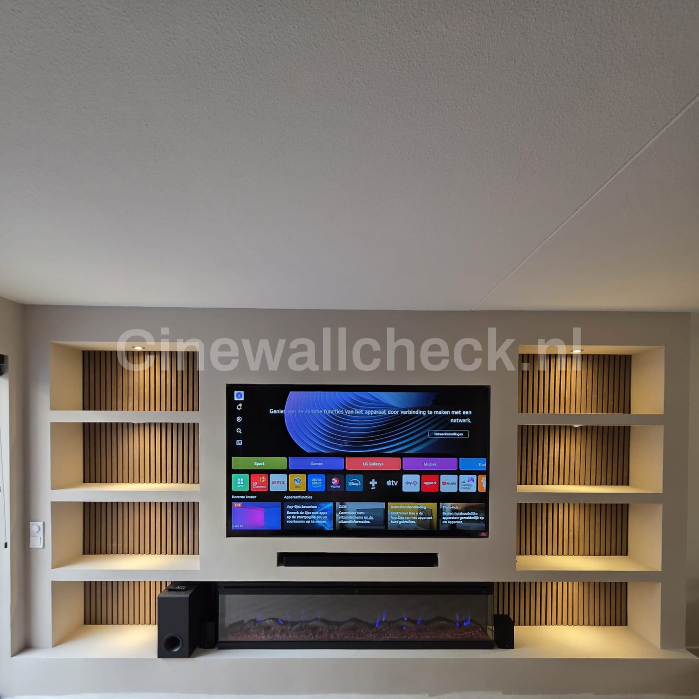 Cinewall met panelen, verlichte nissen en een soundbar