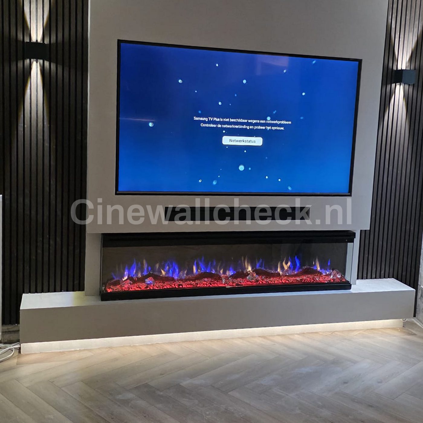 Cinewall met zwarte panelen, tv en een zwevend meubel