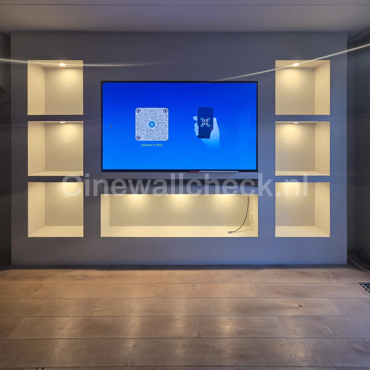 Cinewall met verlichte nissen rond een grote tv