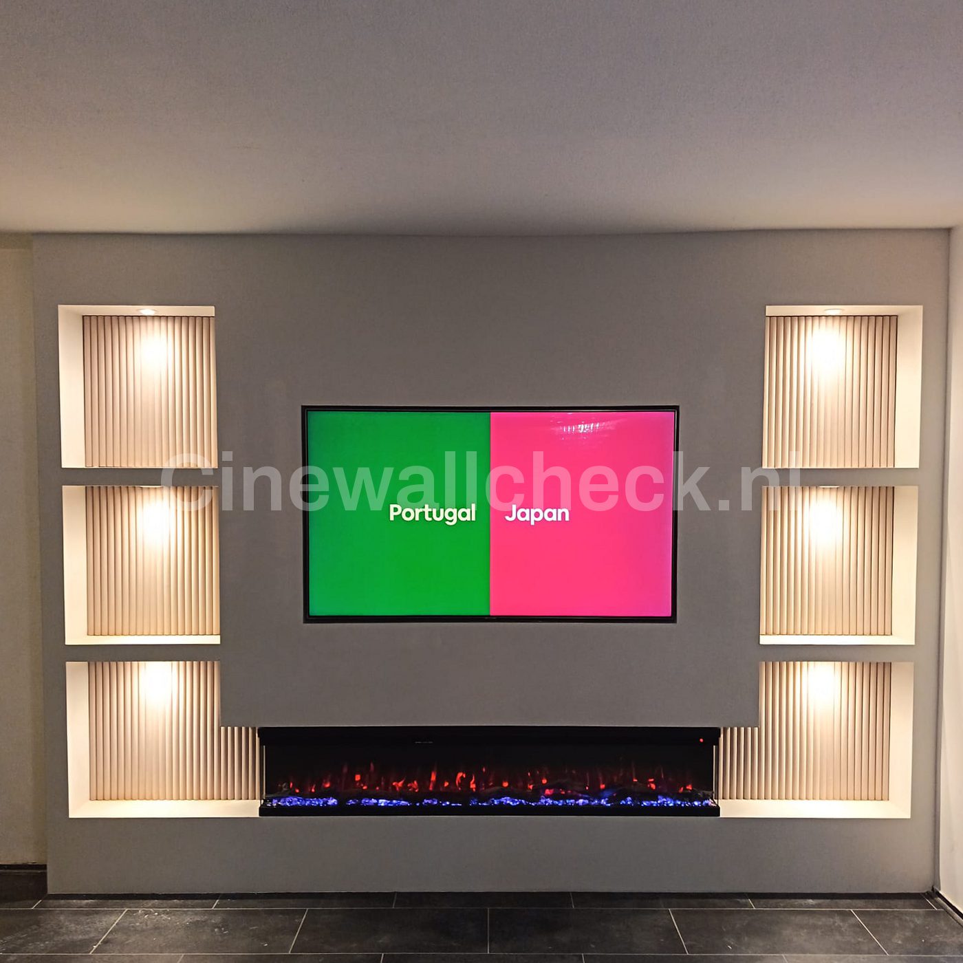 Cinewall met verlichte nissen en de haard onderin de wand