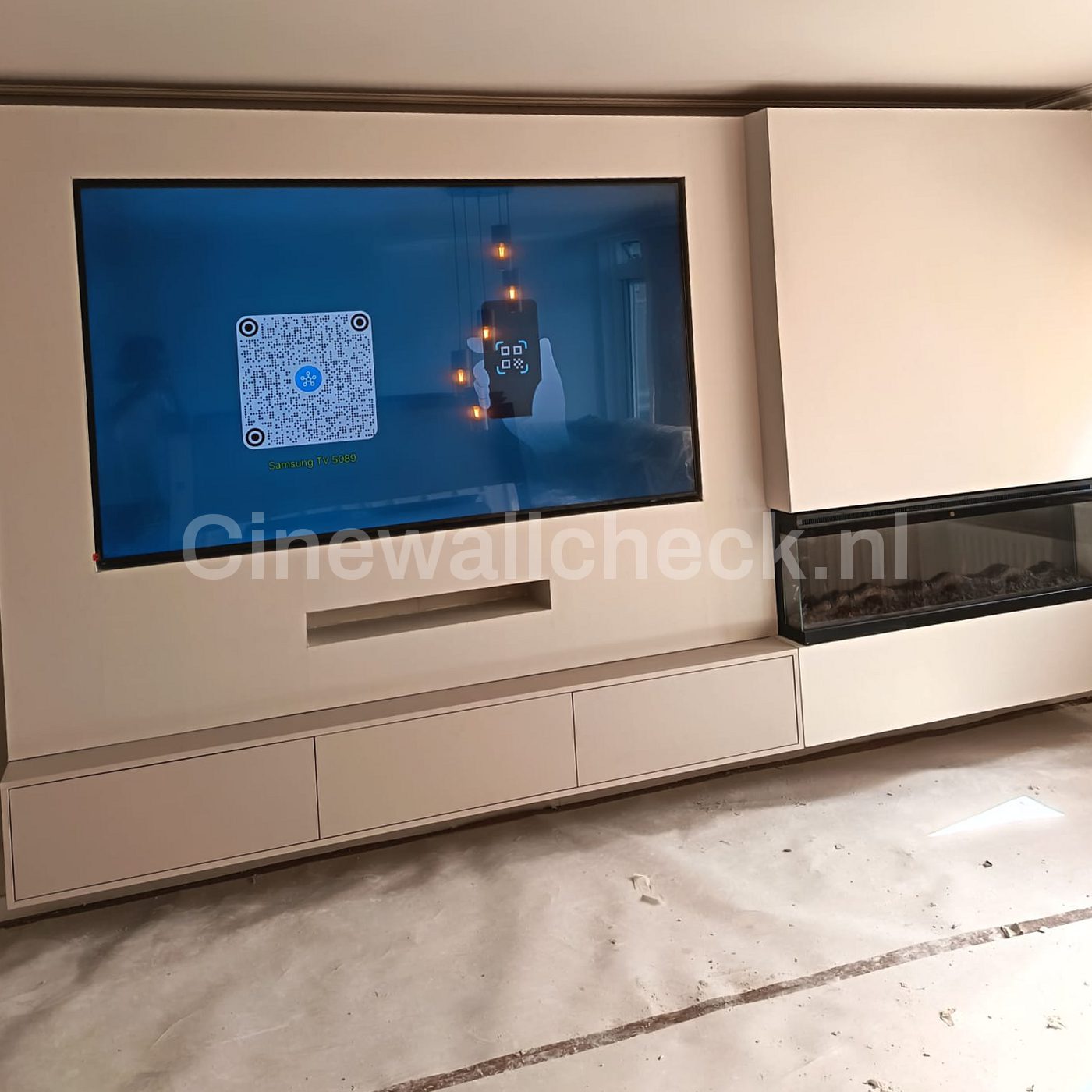Cinewall met tv, haard en een zwevend meubel