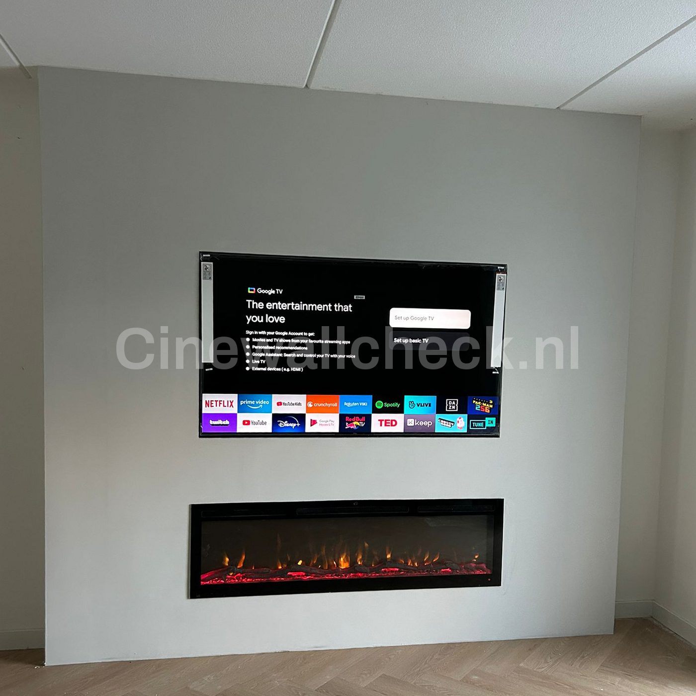 Cinewall met tv en brede haard, ruimte nog in aanbouw