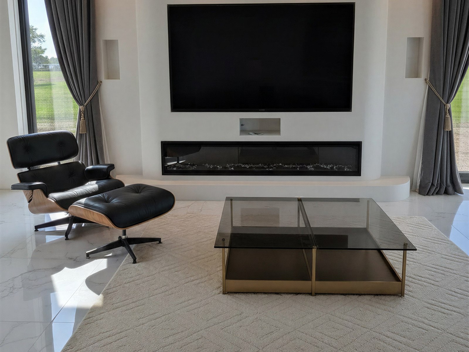 Japandi cinewall in warme, gedempte kleuren met indirecte verlichting rond de tv wand