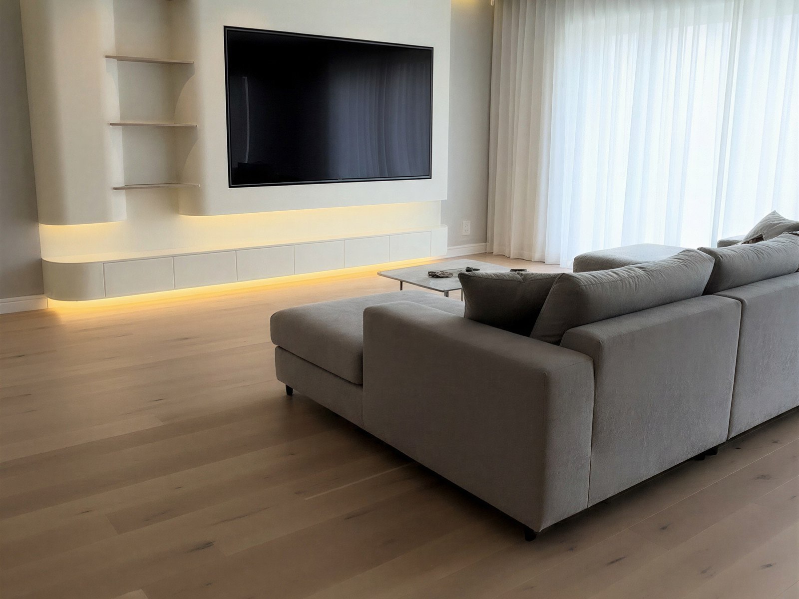 Japandi cinewall gestyled in een rustige woonkamer met open vakken en natuurlijke materialen