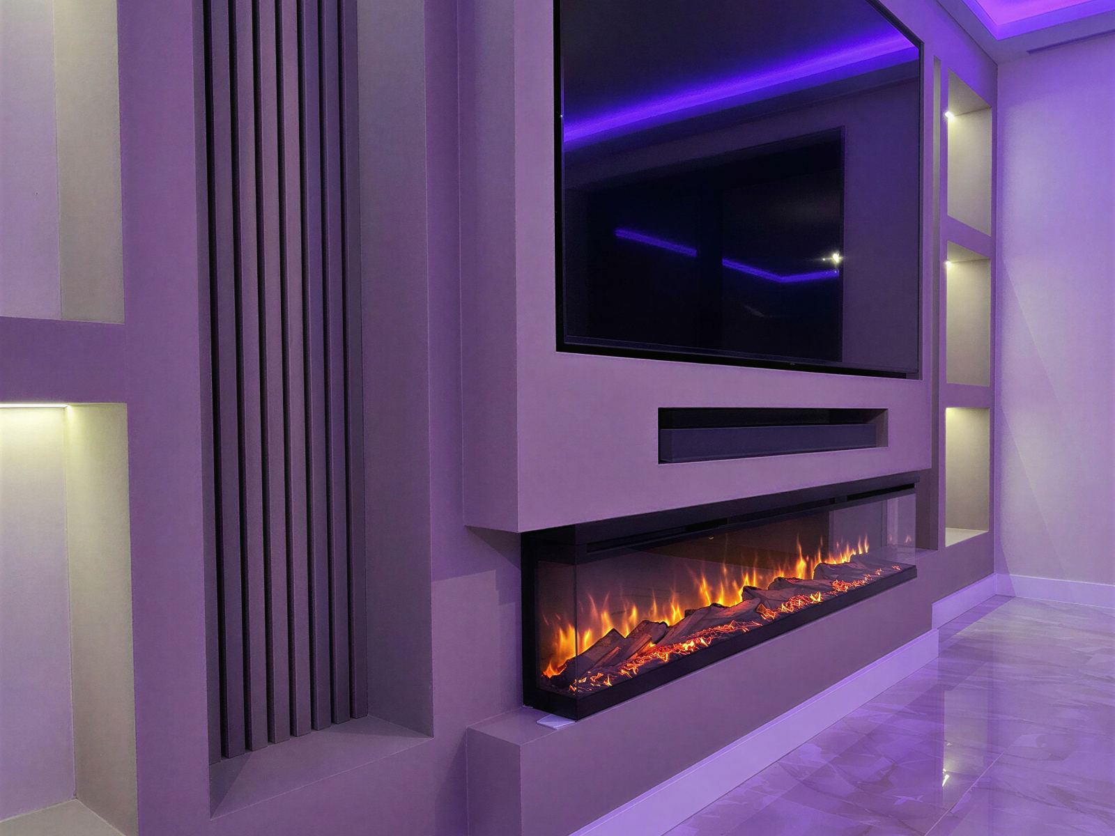 Tv wand decoreren met sfeerverlichting: paarse ledstrip langs het plafond, verlichte nissen naast de tv en een brede elektrische haard